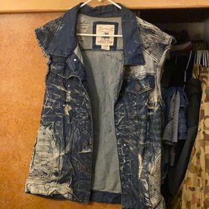 Sleeveless jean jacket Z graph on back